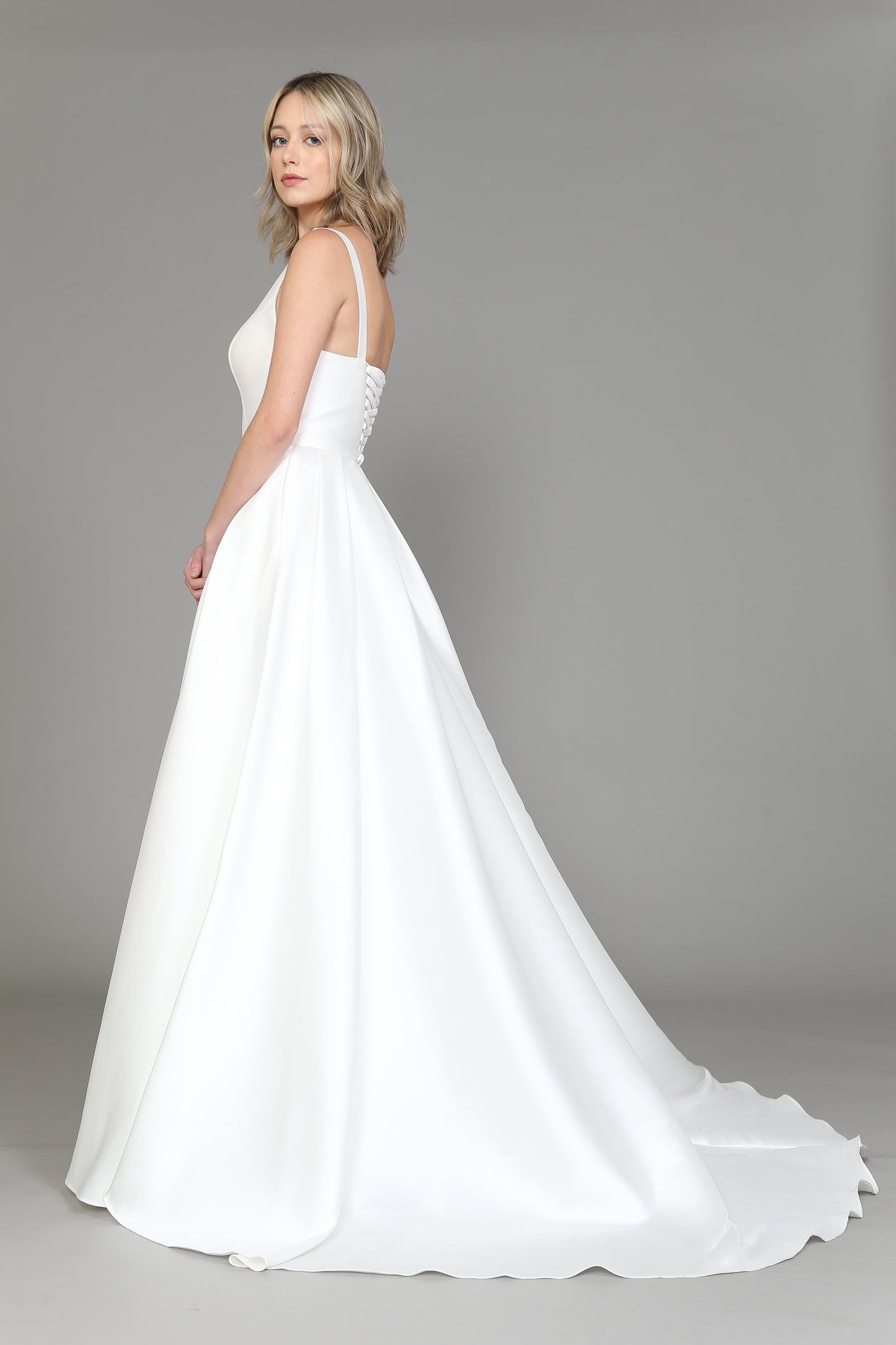 CLASSIC AND ELEGANT A-LINE WEDDING DRESS
